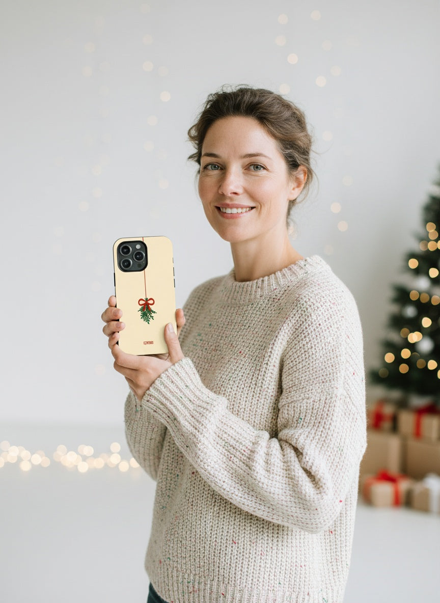 Person holding phone with Telefono dėklas - Mistletoe